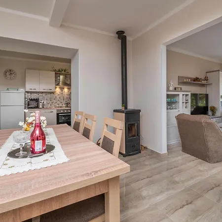 3 Bedroom Cozy In * 라빈