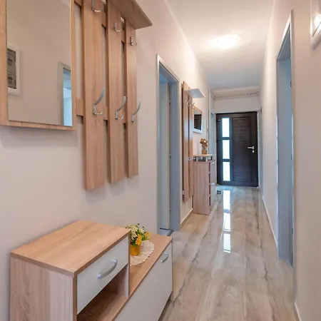 3 Bedroom Cozy In 라빈